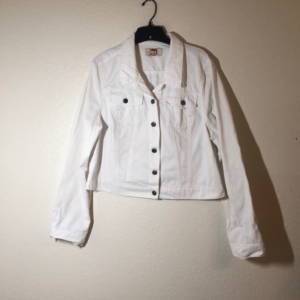 White denim jacket. Brand Iei, size jr. xxl. Distressed style.